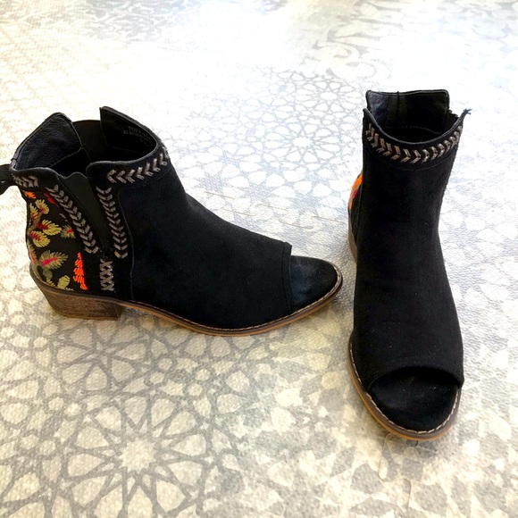 Open toe shoe booties fits like a 6 - Picture 3 of 5